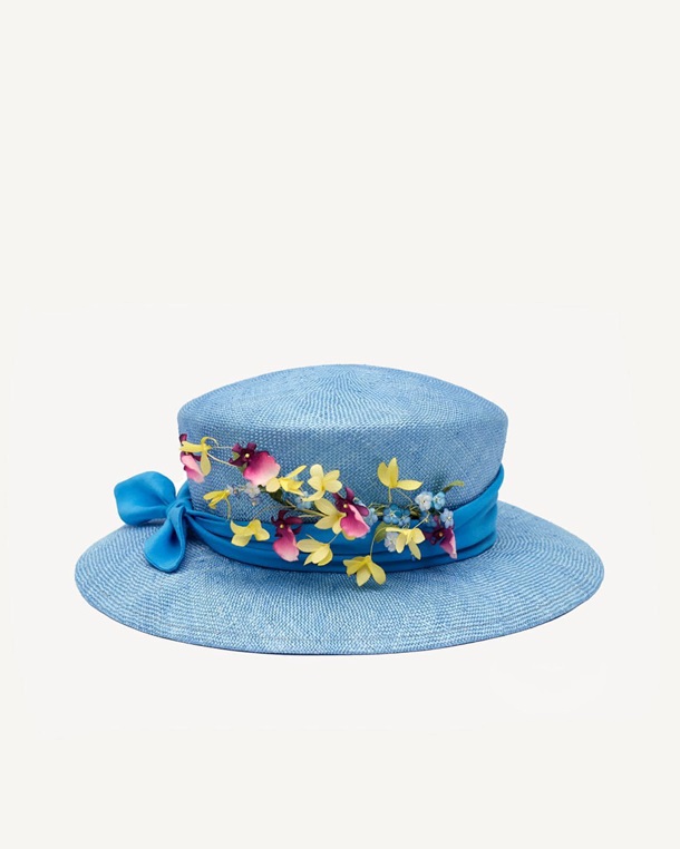 У Елизаветы II появилась сине-желтая шляпка от украинского дизайнера (ФОТО)