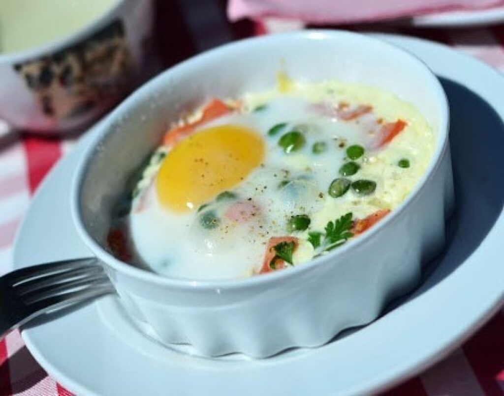 10 способів оригінально приготувати яєчню на сніданок.  Фото