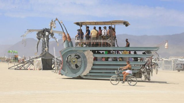 Постапокалиптический транспорт на фестивале Burning Man, напоминающий кадры из фильма \"Безумный Макс\"(фото)