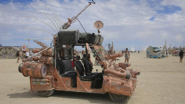 Постапокалиптический транспорт на фестивале Burning Man, напоминающий кадры из фильма \"Безумный Макс\"(фото)