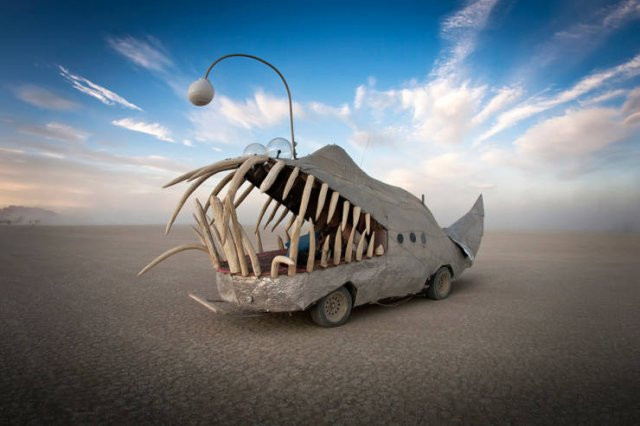 Постапокалиптический транспорт на фестивале Burning Man, напоминающий кадры из фильма \"Безумный Макс\"(фото)