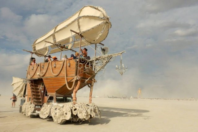 Постапокалиптический транспорт на фестивале Burning Man, напоминающий кадры из фильма \"Безумный Макс\"(фото)