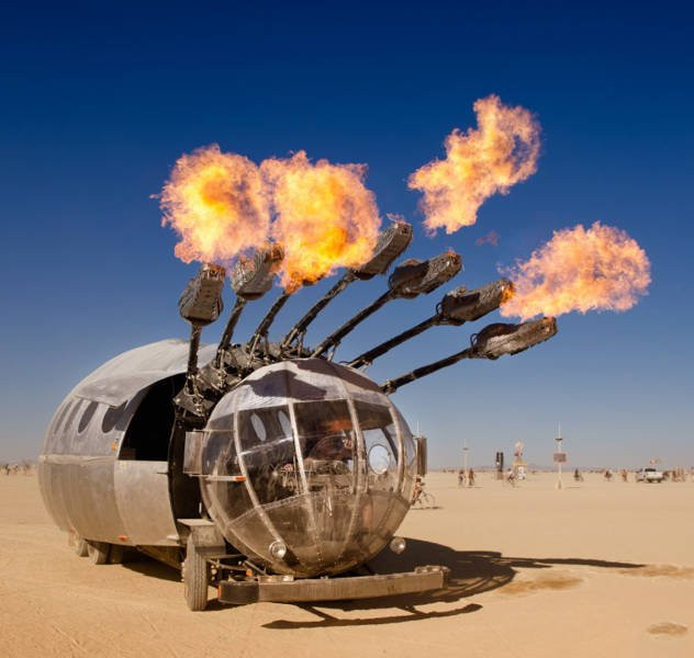 Постапокалиптический транспорт на фестивале Burning Man, напоминающий кадры из фильма \"Безумный Макс\"(фото)