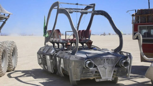 Постапокалиптический транспорт на фестивале Burning Man, напоминающий кадры из фильма \"Безумный Макс\"(фото)