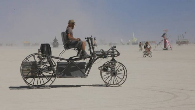 Постапокалиптический транспорт на фестивале Burning Man, напоминающий кадры из фильма \"Безумный Макс\"(фото)