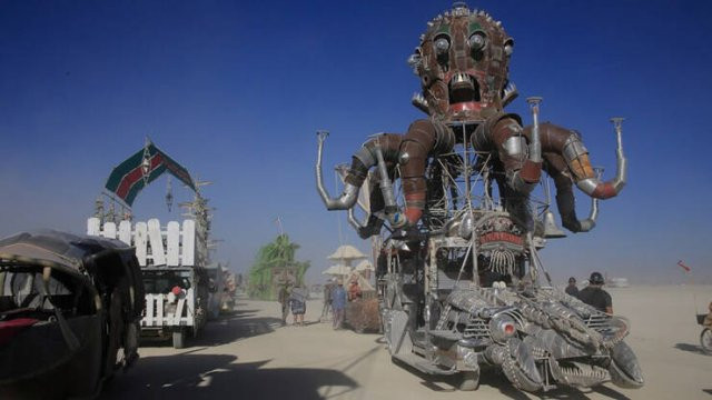 Постапокалиптический транспорт на фестивале Burning Man, напоминающий кадры из фильма \"Безумный Макс\"(фото)