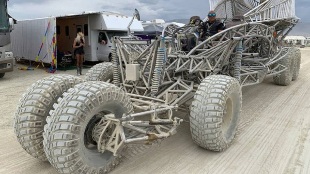 Постапокалиптический транспорт на фестивале Burning Man, напоминающий кадры из фильма \"Безумный Макс\"(фото)