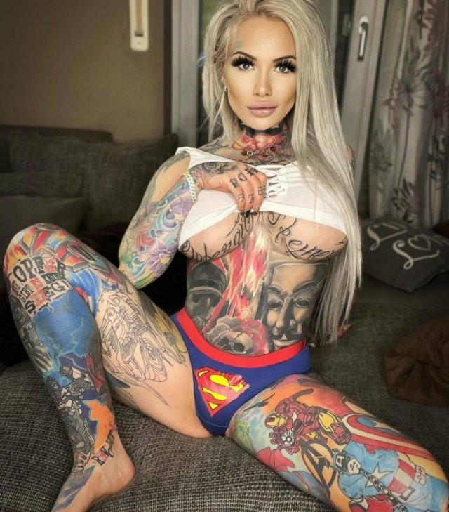33-летняя немка покрыла своё тело татуировками любимых персонажей своего сына(фото)