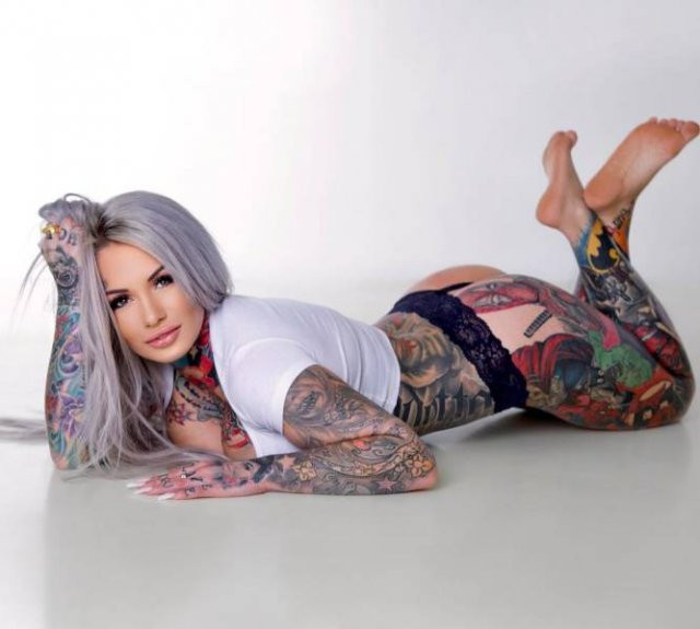 33-летняя немка покрыла своё тело татуировками любимых персонажей своего сына(фото)