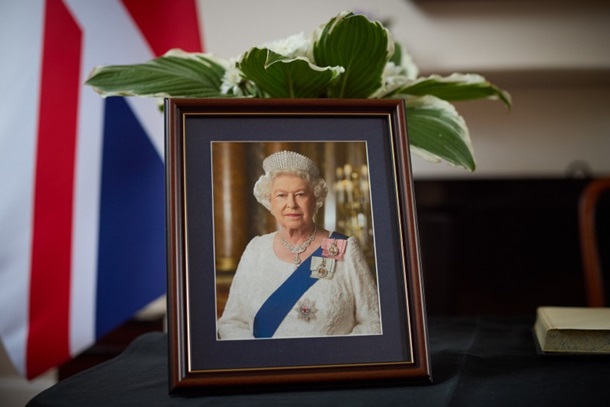 Зеленский почтил память королевы Елизаветы II (ФОТО)