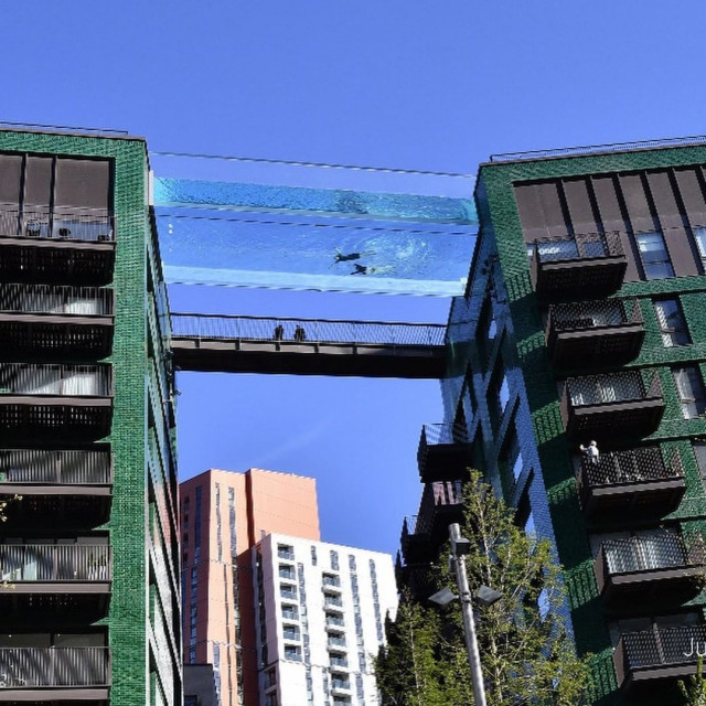 В Лондоне открывается прозрачный бассейн, парящий над землёй (фото)