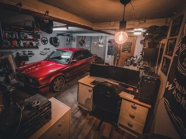 Каждому мужчине нужен свой гараж ...даже если у него нет машины