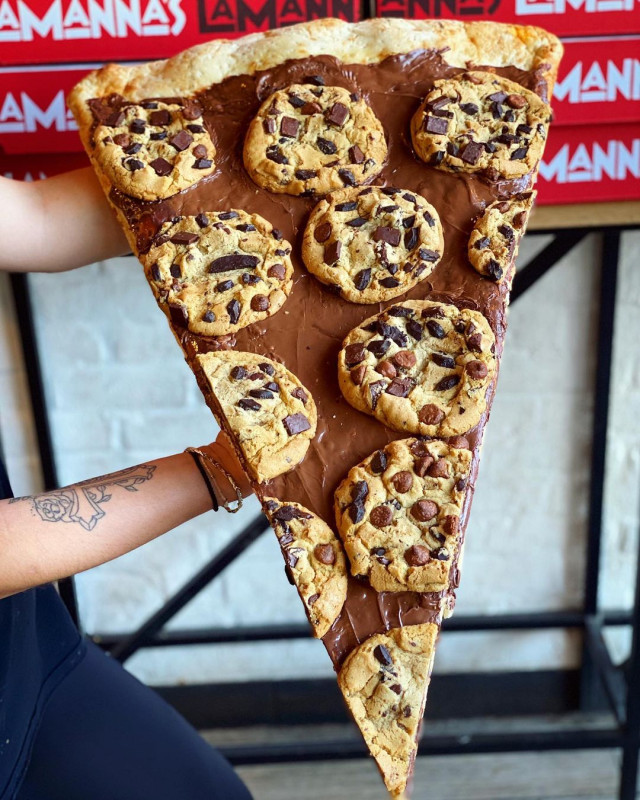 Величезні та химерні піци з пекарні Ламанни (фото)