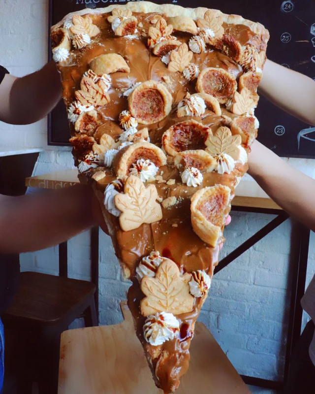 Величезні та химерні піци з пекарні Ламанни (фото)