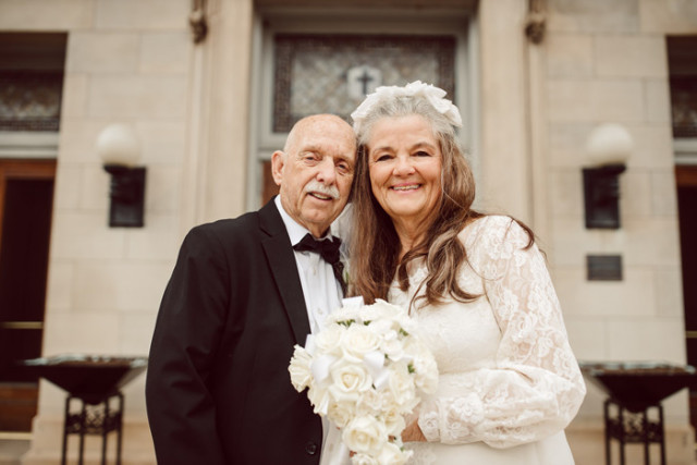 Пара відсвяткувала 50-річчя спільного життя, відтворивши свої весільні фотографії (фото)