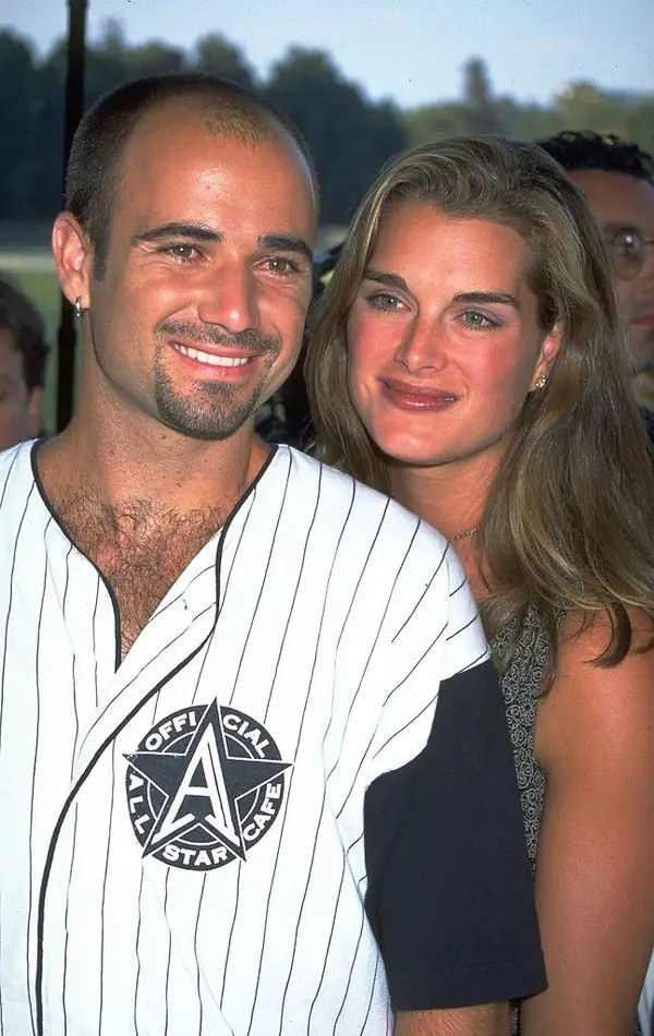 23 пари знаменитостей, які зустрічалися у 1999 році, але з того часу давно розлучилися, та 8 пар, які досі разом