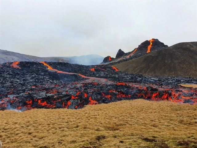 Фотографии проснувшегося исландского вулкана Фаградальсфьядль (фото)