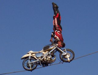 Мотоциклист-канатоходец застрял на тросе на высоте 180 метров