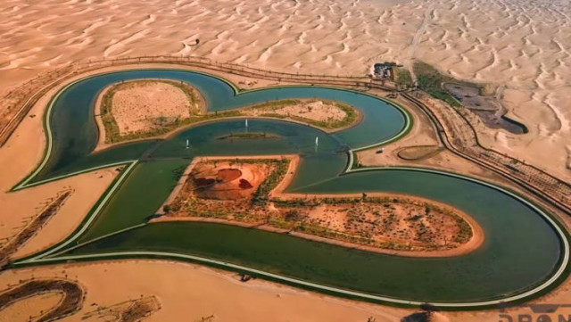 Уникальное озеро в Дубае в виде двух переплетающихся сердец (фото)
