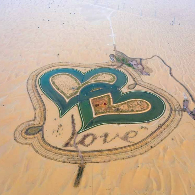 Унікальне озеро в Дубаї у вигляді двох сердець, що переплітаються (фото)