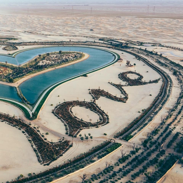 Унікальне озеро в Дубаї у вигляді двох сердець, що переплітаються (фото)