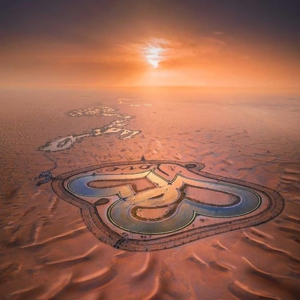 Унікальне озеро в Дубаї у вигляді двох сердець, що переплітаються (10 фото)