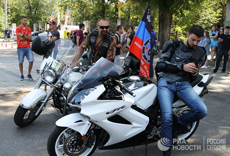 В оккупированном Донецке провели автомобильную выставку: опубликованы фото