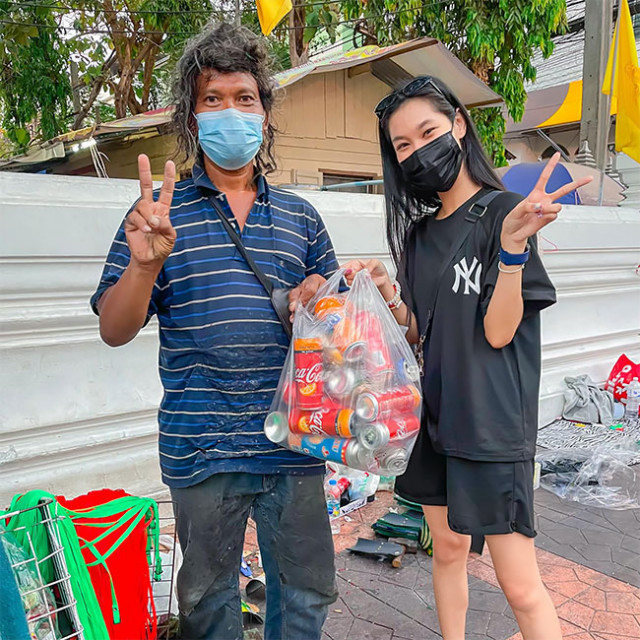 Житель Таиланда превращает жестяные банки в стильные сумочки  