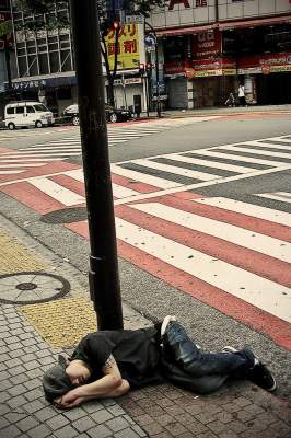 Утомленные работой: как жители Токио спят на улице. Фото