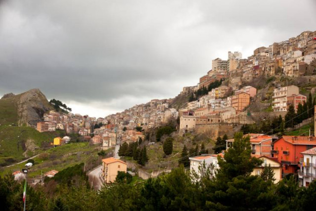 Итальянский город продаёт дома по 1 евро и даёт по 25.000 евро на ремонт  (фото)
