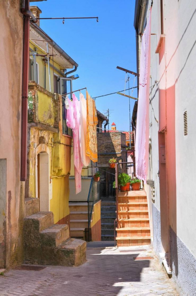 Італійське місто продає будинки по 1 євро та дає по 25.000 євро на ремонт (фото)