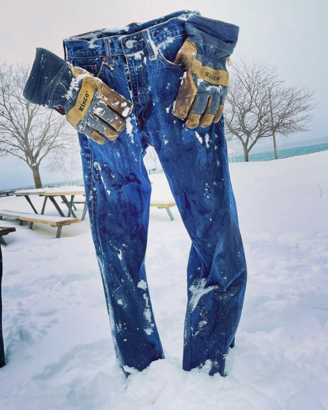 Зимова забава: замерзлі штани та інший одяг на сніг (фото)