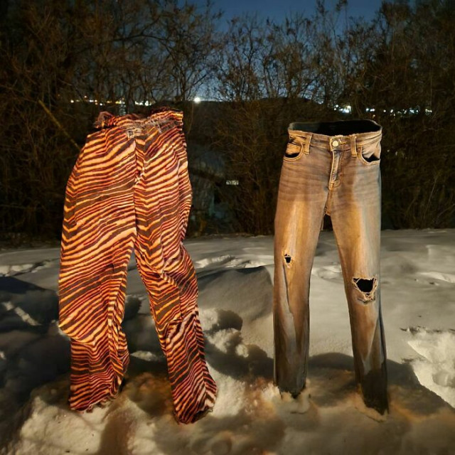 Зимняя забава: замёрзшие брюки и другая одежда на снег (фото)