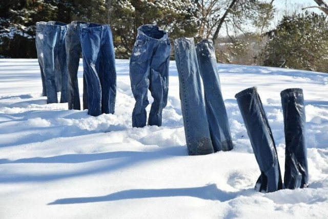 Зимняя забава: замёрзшие брюки и другая одежда на снег (фото)