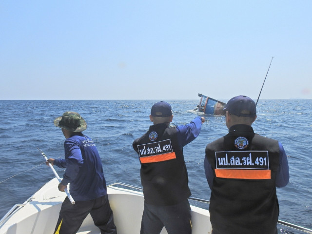 Моряк береговой охраны Таиланда спас с тонущего судна четырёх кошек, переправив каждую у себя на спине в безопасное место