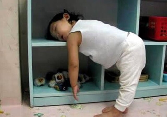 Смішні фотографії, що доводять, що діти можуть заснути в будь-якому місці та в будь-якій позі