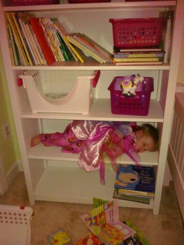 Забавные фотографии, доказывающие, что дети могут заснуть в любом месте и в любой позе
