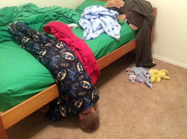 Смішні фотографії, що доводять, що діти можуть заснути в будь-якому місці та в будь-якій позі