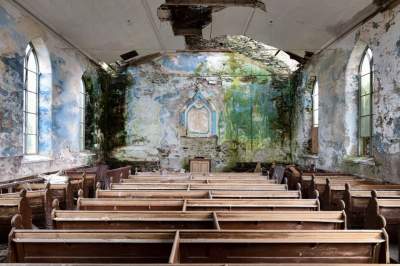 Заброшенные церкви в атмосферных снимках Джеймса Кервина. Фото