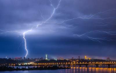 Украинский фотограф показал завораживающую грозу над Киевом. Фото