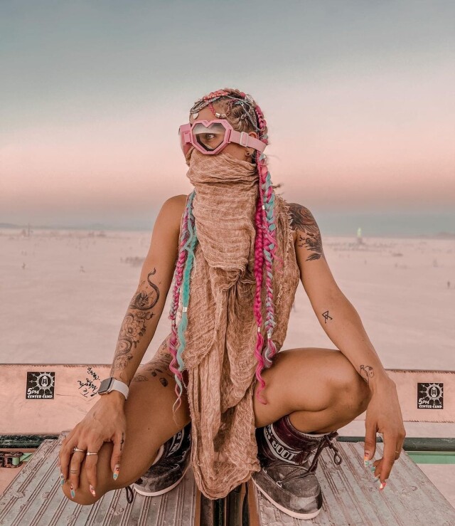 Посетители фестиваля Burning Man 2022