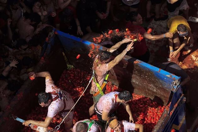 В Испанию после двухлетнего перерыва вернулась помидорная битва La Tomatina (18 фото)