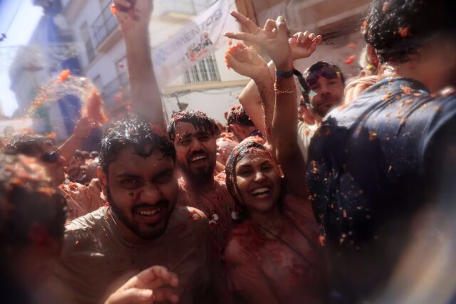 В Испанию после двухлетнего перерыва вернулась помидорная битва La Tomatina (фото)