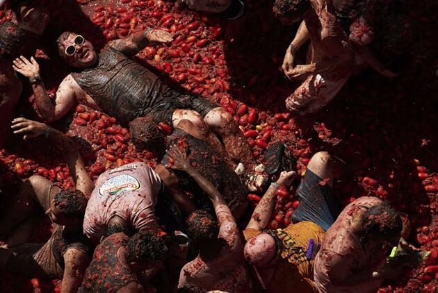 В Испанию после двухлетнего перерыва вернулась помидорная битва La Tomatina (фото)