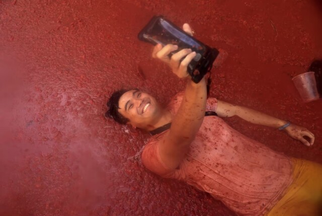 В Испанию после двухлетнего перерыва вернулась помидорная битва La Tomatina (фото)