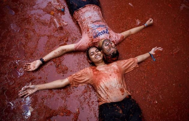 В Испанию после двухлетнего перерыва вернулась помидорная битва La Tomatina (фото)