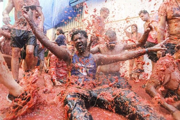 В Испанию после двухлетнего перерыва вернулась помидорная битва La Tomatina (фото)