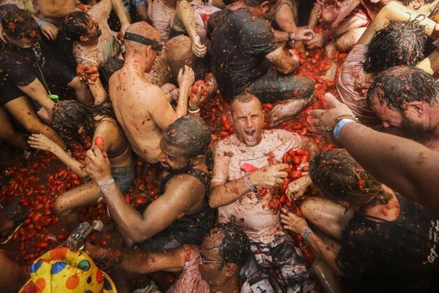 В Испанию после двухлетнего перерыва вернулась помидорная битва La Tomatina (фото)