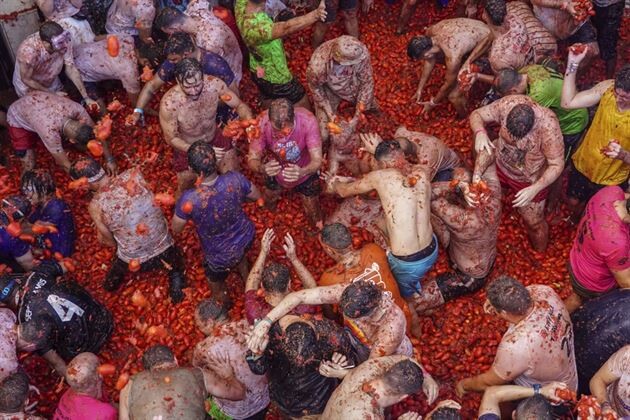 В Испанию после двухлетнего перерыва вернулась помидорная битва La Tomatina (фото)
