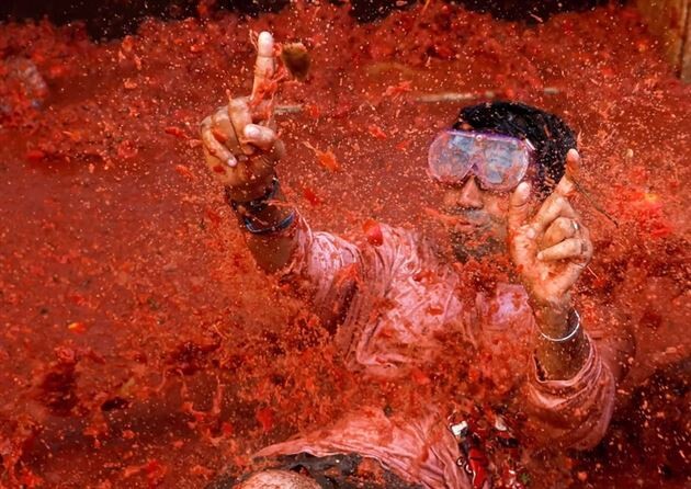 В Испанию после двухлетнего перерыва вернулась помидорная битва La Tomatina (фото)